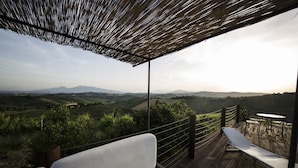 A terrace with a view of rolling hills and distant mountains. - Belvilla by Oyo Giglio (Ripatransone)