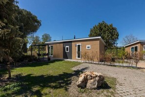 Garden - Cozy Chalet at Holiday Park Fort den Haak (Vrouwenpolder)
