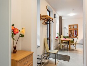 Dining - Elegant Apartment in Naumburg near Naumburger Dom (Naumburg)