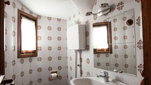 Bathtub, towels - Detached Villa With Pool Within a Farm Ground, in Quiet Hillside (Santa Maria della Versa)