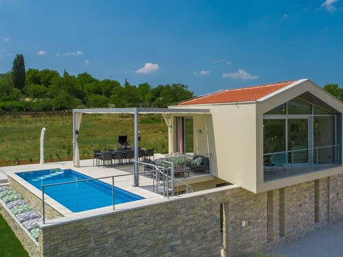 Beautiful and Modern Villa With Pool for 9 People Near Motovun