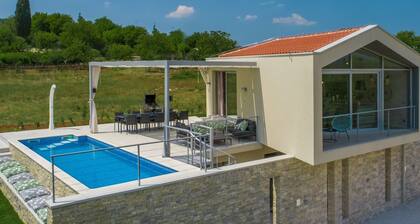 Beautiful and Modern Villa With Pool for 9 People Near Motovun
