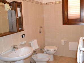 House | Bathroom | Shower, hair dryer, towels