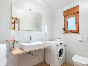 Shower, towels - Newly Renovated Holiday Home With Pool and Fenced Yard for 4-6 People (Groznjan)