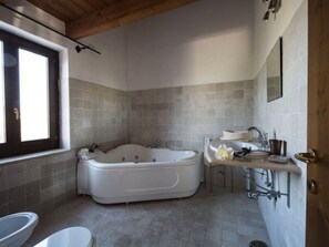 Apartment | Bathroom | Shower - Serene Apartment in Ascoli Piceno with Hot Tub (Ripatransone)
