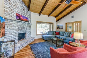 TV, fireplace - Ideal Location, Walk to Hiking, Views & Fire Pit, Stargazing-Sleeps 12! (Sedona)