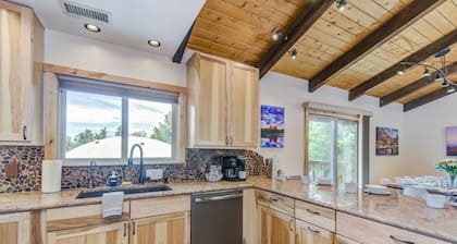 Ideal Location, Walk to Hiking, Views & Fire Pit, Stargazing-Sleeps 12!