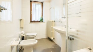 Combined shower/tub, hair dryer, towels - Homey Apartment in Borgo Pace (Borgo Pace)