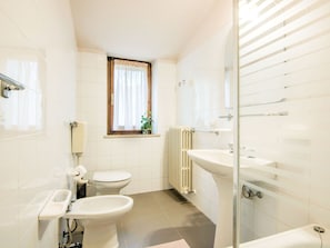 Combined shower/tub, hair dryer, towels