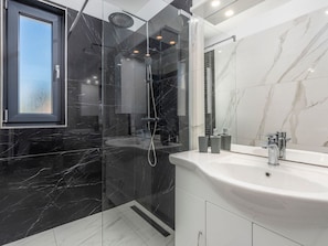 Shower, hair dryer, towels - Villa for up to 10 Guests With Private Pool and Garden (Kastelir-Labinci)
