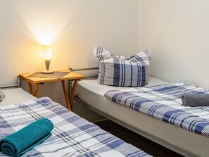 Apartment | 1 bedroom, individually furnished, iron/ironing board - Dainty Apartment in Naumburg near Nietzsche-Haus (Naumburg)