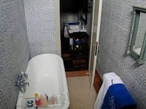 Bathtub, towels