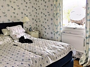 1 bedroom, individually furnished