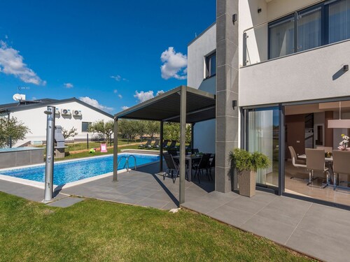 Villa for up to 10 Guests With Private Pool and Garden