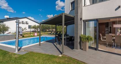 Villa for up to 10 Guests With Private Pool and Garden