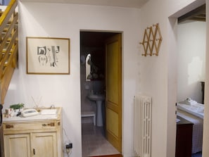 5 bedrooms, individually furnished, bed sheets