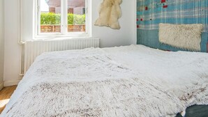 2 bedrooms, cots/infant beds - 4 Person Holiday Home in Glesborg (Glesborg)