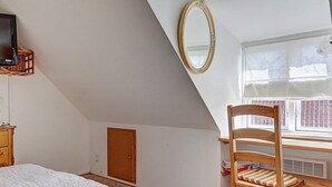 2 bedrooms, cribs/infant beds