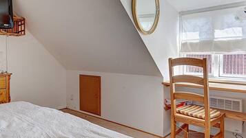 2 bedrooms, cots/infant beds