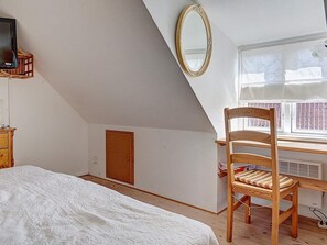 2 bedrooms, cribs/infant beds