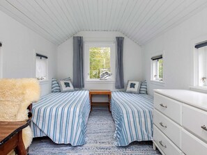 House | 2 bedrooms, cribs/infant beds