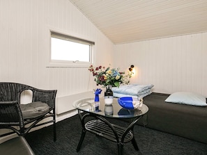 3 bedrooms, cribs/infant beds