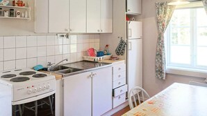 Mesin pembuat kopi/teh, lemari es, dan microwave