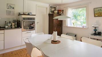 House | Dapur peribadi | Peti sejuk, dapur, mesin basuh pinggan mangkuk, pembancuh kopi/teh