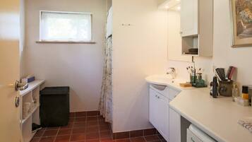 House | Dapur peribadi | Peti sejuk, dapur, mesin basuh pinggan mangkuk, pembancuh kopi/teh