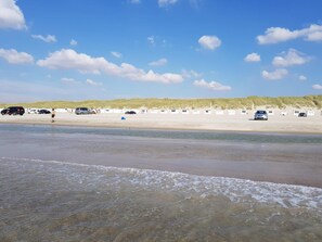 A beach with dune huts, a sandy beach, and a clear sky. - Holiday Home in LÃ¸kken (Lokken)