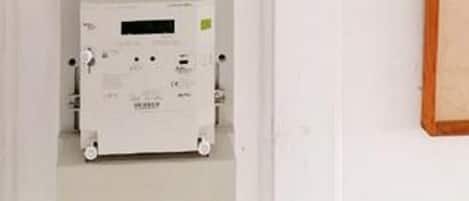 Un tableau électrique blanc, doté d’étiquettes et de connecteurs, fixé au mur.
