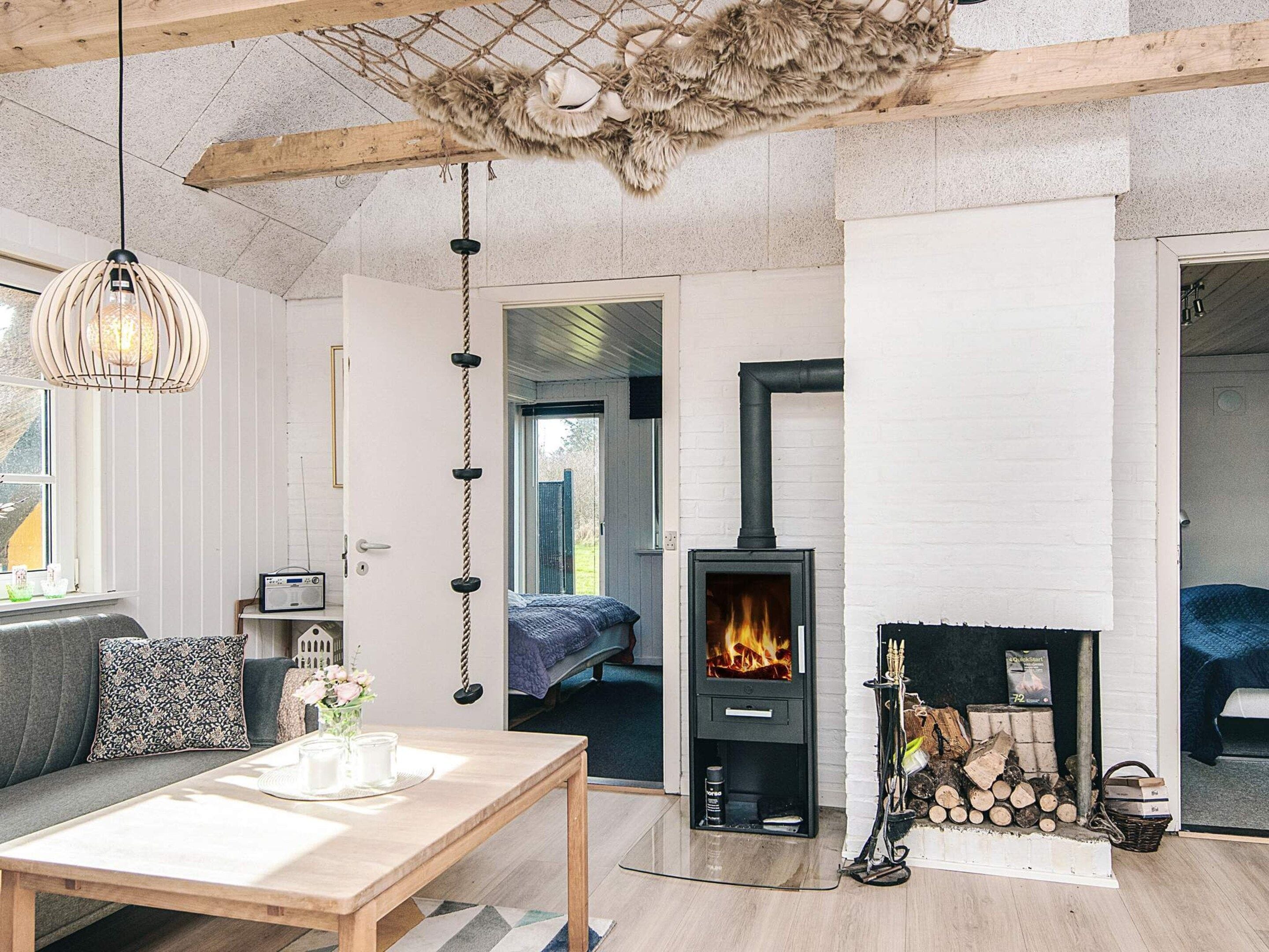 Un salon chaleureux avec une cheminée, une table à manger et un canapé.