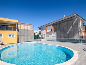 Pool - Nice & Large Apartment with Terrace & Pool View in Funtana near Beach (Funtana)
