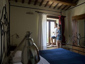 Căn hộ | 2 phòng ngủ, trang bị nội thất với thiết kế riêng biệt, bộ trải giường 