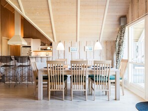 Maison | Cuisine privée | Réfrigérateur, four à micro-ondes, surface de cuisson, lave-vaisselle