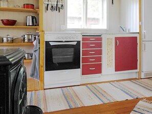 Une cuisine équipée d’une cuisinière, d’un four et de placards.