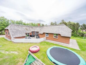 Terrace/patio - 8 Person Holiday Home in Blavand (Blavand)