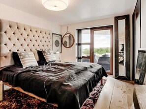 4 bedrooms, cribs/infant beds