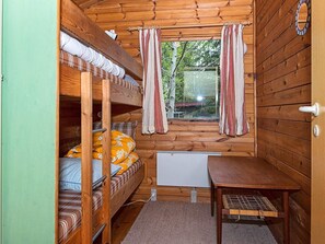 2 bedrooms, cribs/infant beds