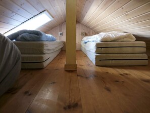 5 bedrooms, cribs/infant beds
