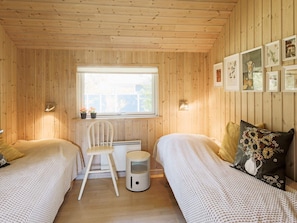 5 bedrooms, cribs/infant beds