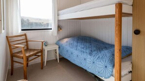 A bunk bed room with a window, a desk, and a chair. - Holiday Home in FanÃ¸ (Fano)