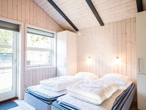5 bedrooms, individually furnished - 10 Person Holiday Home on a Holiday Park in Blåvand (Blavand)