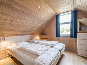 House | 4 bedrooms, individually furnished, bed sheets - 8 Person Holiday Home in Blavand (Blavand)