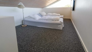 House | 5 bedrooms, individually furnished, bed sheets - 10 Person Holiday Home in Fano (Fano)