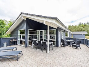 Outdoor dining - 7 Person Holiday Home in Henne (Henne)