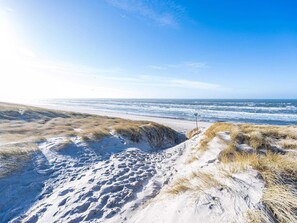 Unclassified image, 2 of 39, button - Seaside Serenity in Aaeurgab With Sauna-by Traum (Hvide Sande)