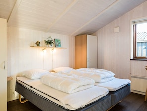 3 bedrooms, individually furnished - 8 Person Holiday Home on a Holiday Park in Hemmet (Hemmet)