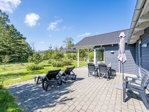 Outdoor dining - 5 Star Holiday Home in Norre Nebel (Norre Nebel)
