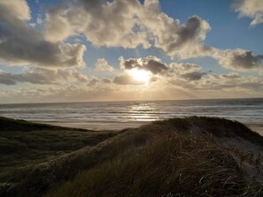 A coastal landscape with dunes and the ocean. - 5 Star Holiday Home in Norre Nebel (Norre Nebel)
